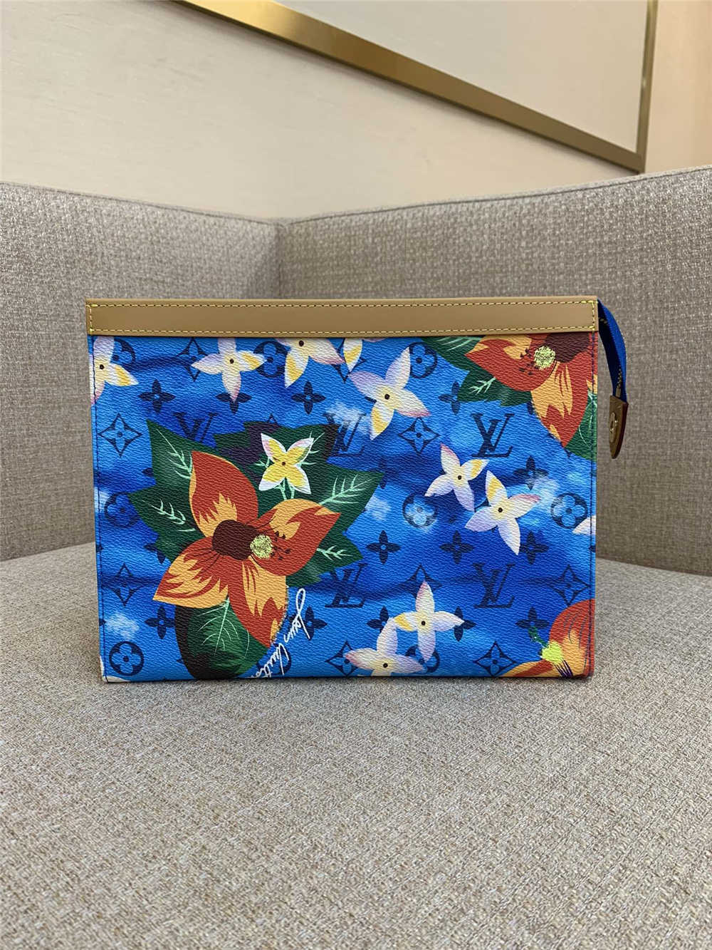 Louis Vuitton M41696 Virgil Abloh   size：27x21x3cm  2025 new 